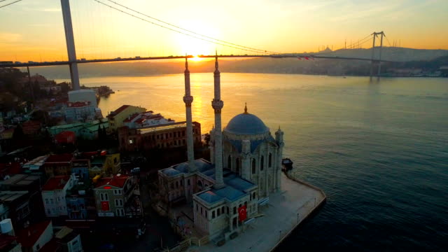 Ortakoy-Mezquita-de-Estambul/Turquía.