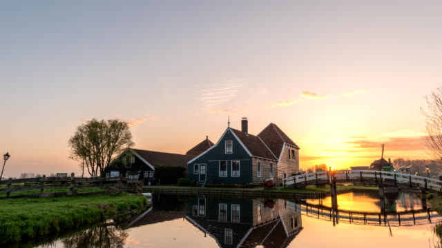 Lapso-de-tiempo-del-amanecer-en-el-pueblo-de-Zaanse-Schans,-timelapse-de-Ámsterdam-Holanda-4K-la-casa-holandesa-tradicional
