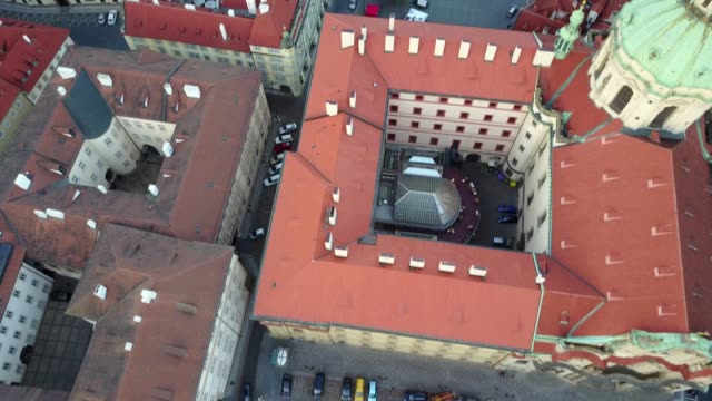 Schönen-Blick-auf-Prag-im-Zentrum-Stadt-von-oben.