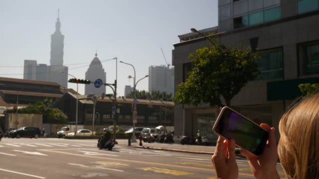 soleado-día-Taipei-ciudad-tráfico-calle-centro-chica-haciendo-fotos-panorama-4k-Taiwán
