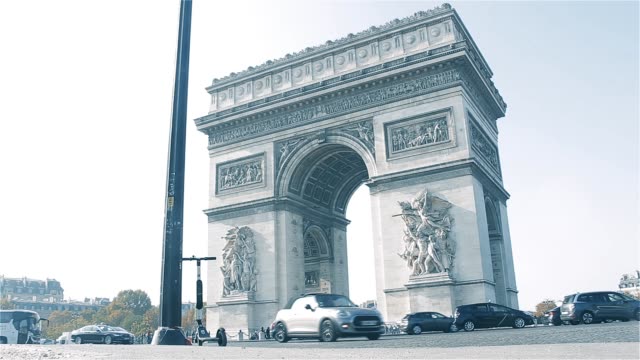 Arco-del-triunfo-con-el-tráfico,-en-París-(Francia).