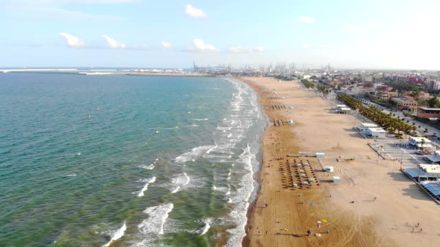 Vista-aérea-de-un-Drone-en-playa-de-Valencia,-España.-4k-Video