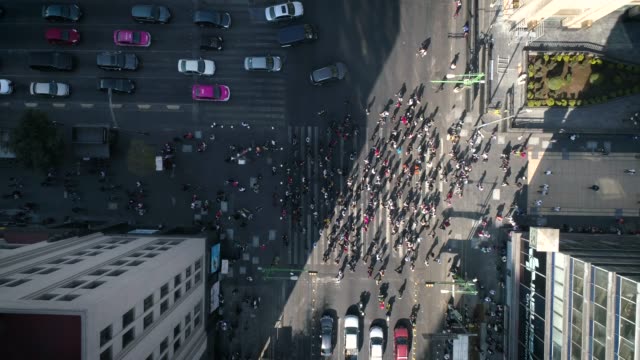 Menschen,-die-die-Straße-überqueren,-Geschäft,-Verkehr