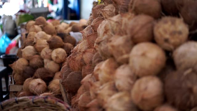 Haufen-Kokosnüsse-auf-indonesischem-Gemüsemarkt