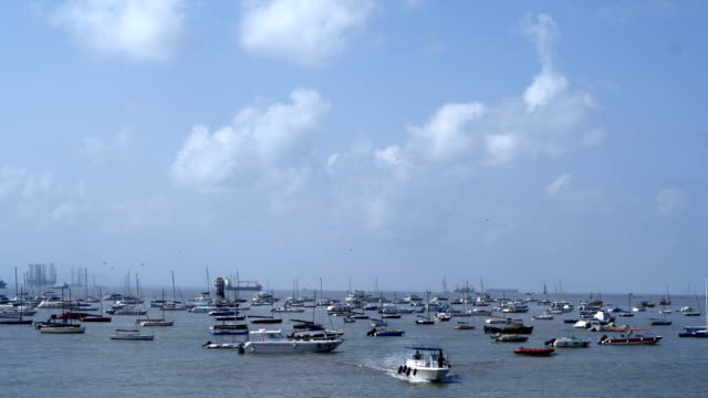 Barcos-de-lujo-y-yate-en-el-mar-de-Bombay-cerca-de-Bandra---Worli-Sea-Link,-India