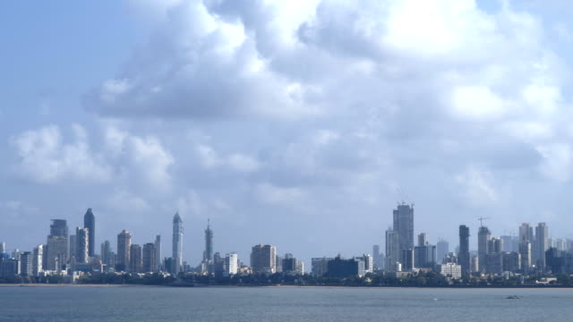 Mar-de-Mumbai-Sea-Link-con-horizonte-moderno-y-nubes,-India