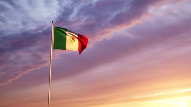 Winken-mexikanische-Flagge-In-Mexiko-Stadt-National-Celebration---4k-30fps-Filmmaterial