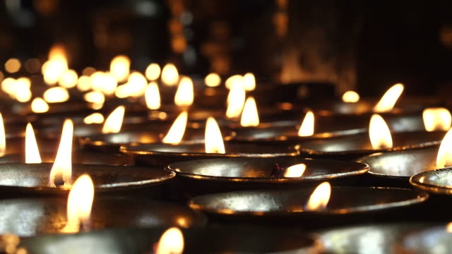 Ofertas-en-templo-budista-de-las-velas-en-Katmandú,-Nepal
