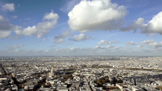 París,-Francia,-20-de-noviembre-de-2014:-Ángulo-amplio-toma-de-apertura-de-la-ciudad-de-París-con-toma-panorámica-de-la-introducción.-Durante-el-día