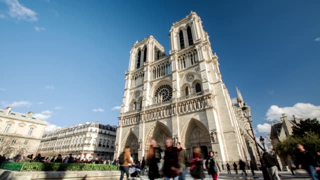 París,-Francia,-20-de-noviembre-de-2014:-\'Heroic\'Time-lapse-de-la-famosa-Catedral-de-Notre-Dame-en-París,-Francia.