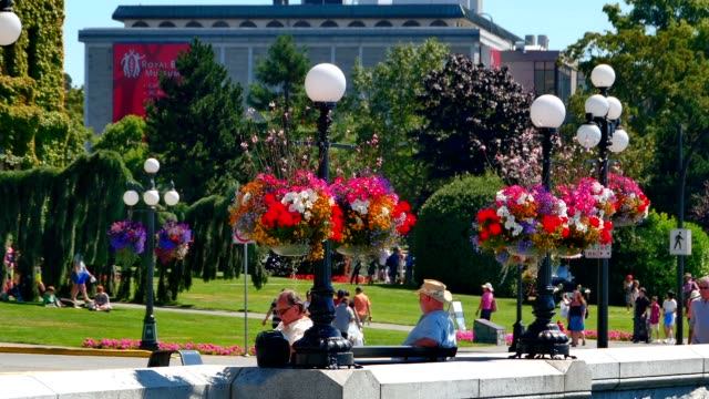 Hängende-Blumenkörbe,-der-Innenstadt-von-Victoria-Touristen