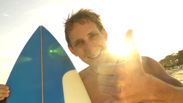 Fröhlich-junger-Mann-mit-surf-Zeichen-mit-der-hand