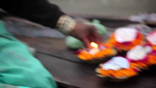 Mujer-la-venta-de-flores-por-Ganges:-Varanasí,-India