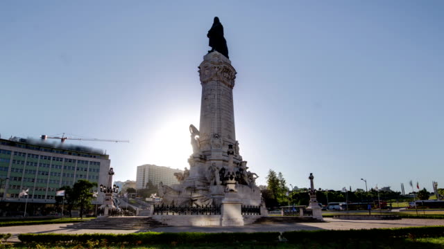 El-Marquess-de-Pombal-con-puesta-de-sol-que-es-un-importante-la-rotonda,-en-el-centro-de-Lisboa-toma-acelerada