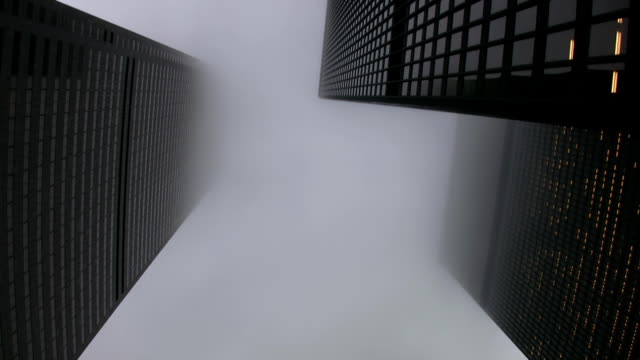 Blick-auf-die-Wolkenkratzer-ein.-Timelapse-Nebel.