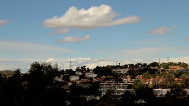 California-Häuser-mit-Wolken-Zeitraffer