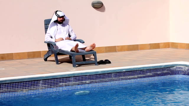 Saudi-arabian-hombre-disfrutando-de-la-piscina