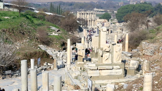 Touristen-zu-Fuß-Ruinen-Säulen-street