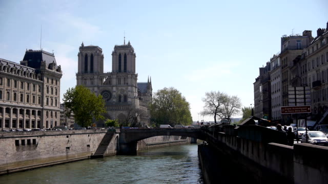 Notre-Dame-en-río-Seine-en-París,-Francia