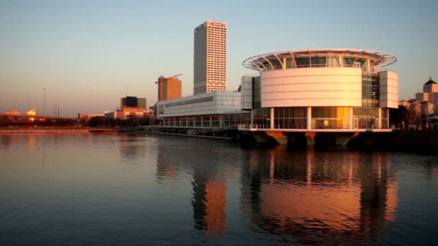 Arquitectura-de-edificios-de-la-ciudad-de-Milwaukee-con-vista-al-lago-Michigan