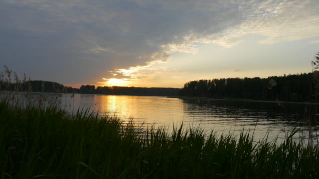 Ein-wunderschöner-Sonnenuntergang-am-See-in-der-Nähe-von-Moskau
