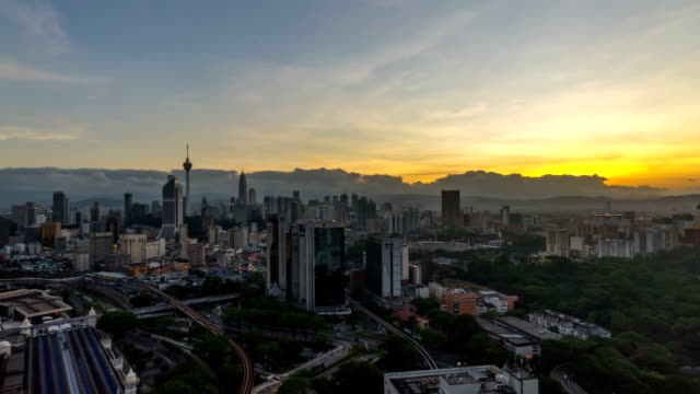 skyline-von-Kuala-Lumpur,-den-Sonnenaufgang.-Zeitraffer.-Schwenken.