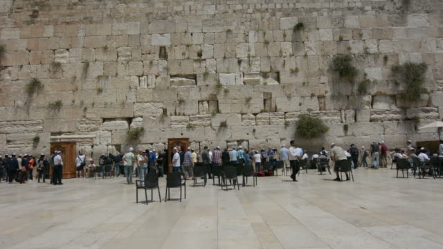 Jüdische-Männer-Beten-an-der-westlichen-Wand-des-Tempels-Mount-Jerusale