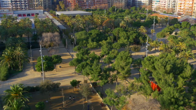barcelona-sonnigen-Tag-auf-dem-Dach-auf-der-joan-miro-park-4-k-Spanien