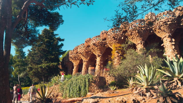 Parque-güell-en-Barcelona-luz-del-sol-caminando-calle-Gaudí-ruinas-4-K-lapso-de-tiempo-de-España