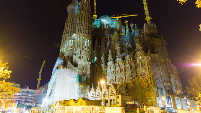 Berühmte-barcelona,-der-Sagrada-Familia-bei-Nacht-4-k-Zeitraffer-Spanien