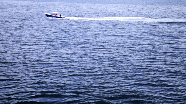 Fast-Boot-in-der-Mitte-des-Ozeans