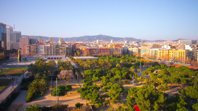 Parque-de-Joan-miró-i-ferrà-la-luz-solar-Barcelona-en-el-último-piso,-vista-superior-4-K-lapso-de-tiempo-de-España