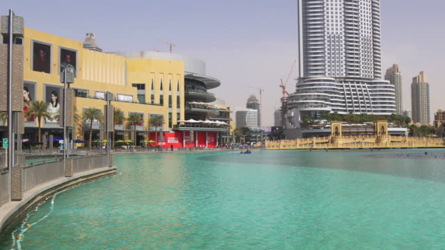 Momento-del-día-en-el-centro-de-dubai-fountain-4-K-detrás-de-los-Emiratos-Árabes-Unidos