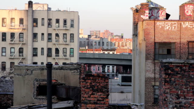 pov-Brooklyn-apartments-bei-Sonnenuntergang,-gefilmt-von-der-U-Bahn-entfernt