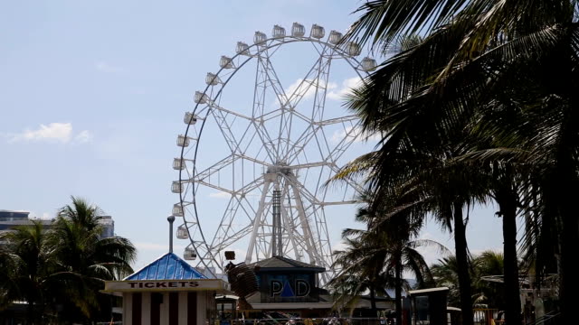 Ferris-wheel-en-el-parque-de-diversiones