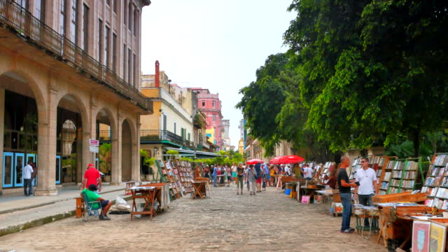 4-K-la-Habana-Cuba,-tranquila-área-de-compras-en-la-calle-lateral,-el-centro-de-la-ciudad