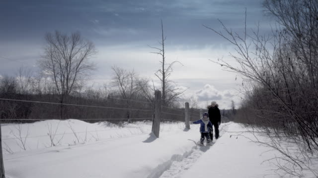 Zapatos-de-nieve-de-invierno-en-ontario-vídeo-4-k