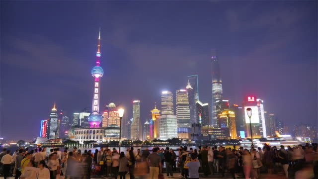 Horizonte-de-Shanghai-con-lapso-de-tiempo-de-multitud