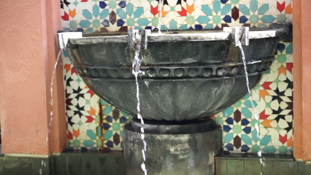 Wasser-Brunnen-mit-marokkanischen-Stil-Fliesen-Dekoration