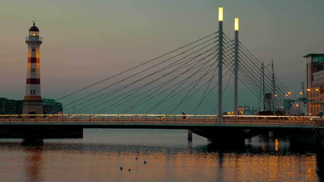 Brücke-und-Leuchtturm-am-Abend