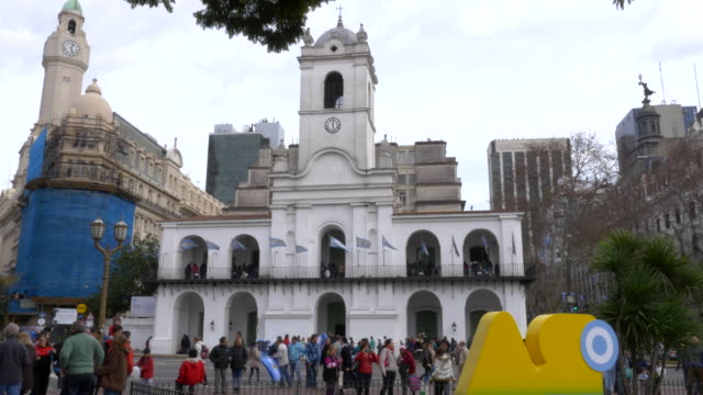 Front-of-Historic-colonial-council-building-in-May-square,-bicentennial-independence-day-celebrations