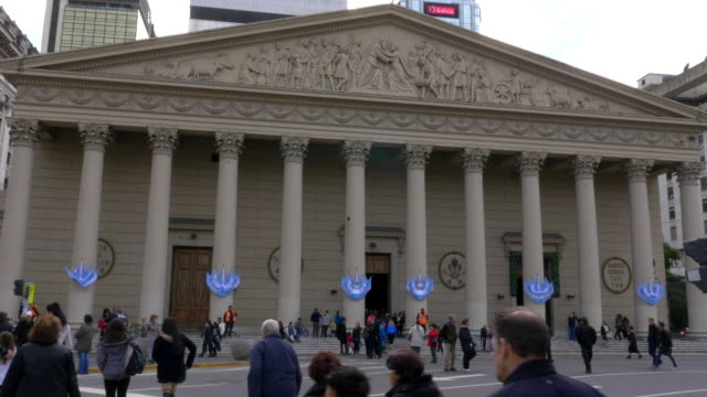 Vorderseite-der-Kathedrale-von-Buenos-Aires-in-kann-während-der-Feierlichkeiten-zum-Tag-der-zweihundertjährigen-Unabhängigkeit-Quadrat.