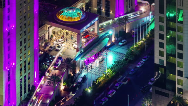 vista-de-noche-iluminación-dubai-intrance-hotel-famoso-techo-superior-4-k-tiempo-lapso-Emiratos-Árabes-Unidos