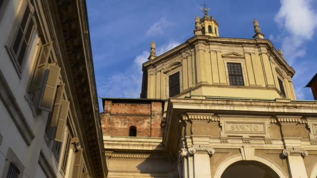 Basílica-de-Milán-Italia-sol-de-luz-de-san-lorenzo-maggiore-frente-panorama-4k
