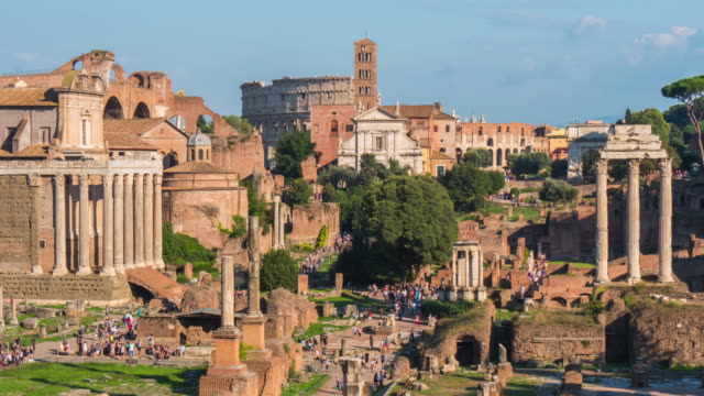 Italien-sonnigen-Tag-Rom-Forum-romanum-Tempel-des-Saturn-Kolosseum-Stadtpanorama-4k-Zeitraffer
