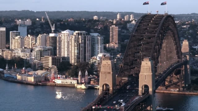 Luftaufnahme-des-Verkehrs-auf-Hafenbrücke-von-Sydney-Australien