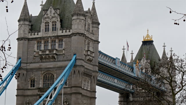 Zwei-große-Türme,-die-durch-eine-Brücke-in-London-verbunden-sind