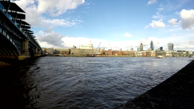Lapso-de-tiempo-de-río-Támesis,-puente-de-Blackfriars,-Londres