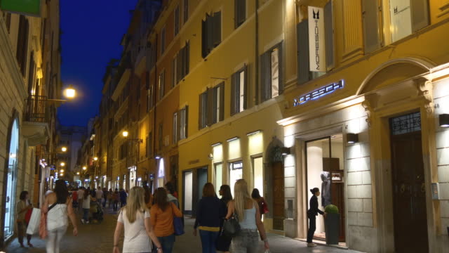 Italia-Roma-ciudad-luz-de-la-noche-caminando-panorama-turístico-calle-4k