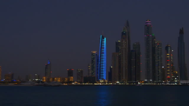 Sonnenuntergang-Nacht-Dubai-Marina-berühmte-Bucht-Panorama-von-Palm-Jumeirah-4k-Vereinigte-Arabische-Emirate